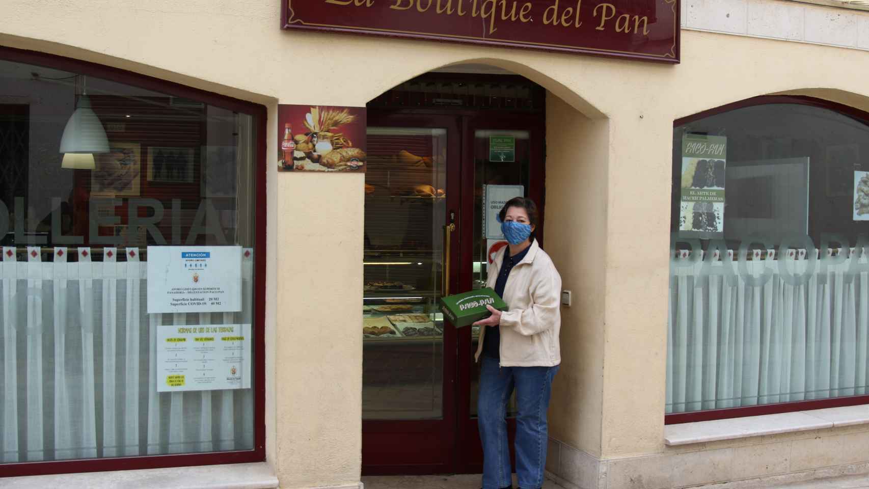 Carmen Moral, en la entrada de su pastelería.