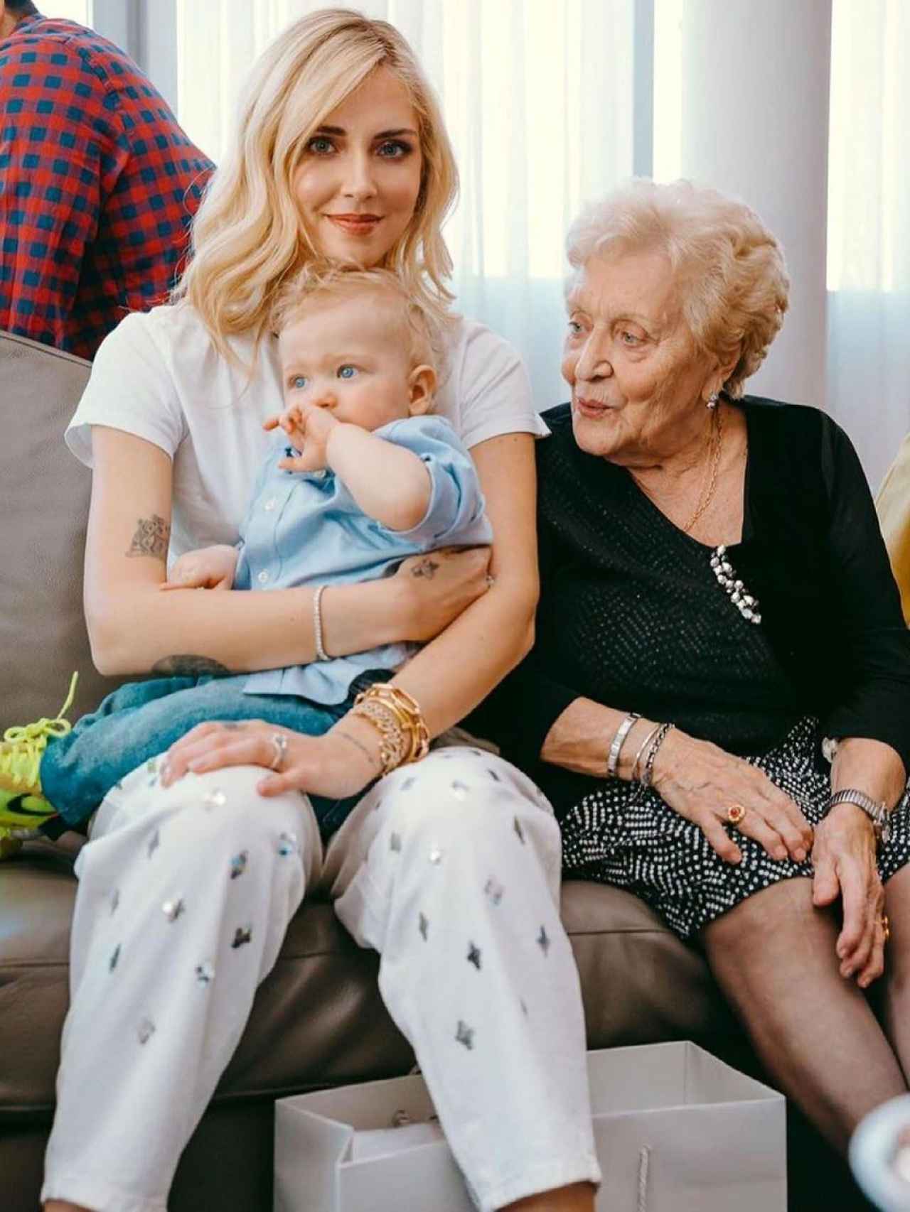 Chiara Ferragni con su hijo Leo y la abuela de Fedez, Luciana.
