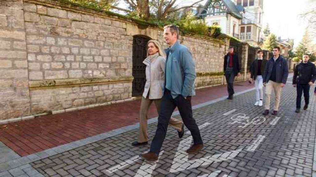 La infanta Cristina e Iñaki Urdangarin junto a sus hijos paseando por Vitoria, en Navidades pasadas.