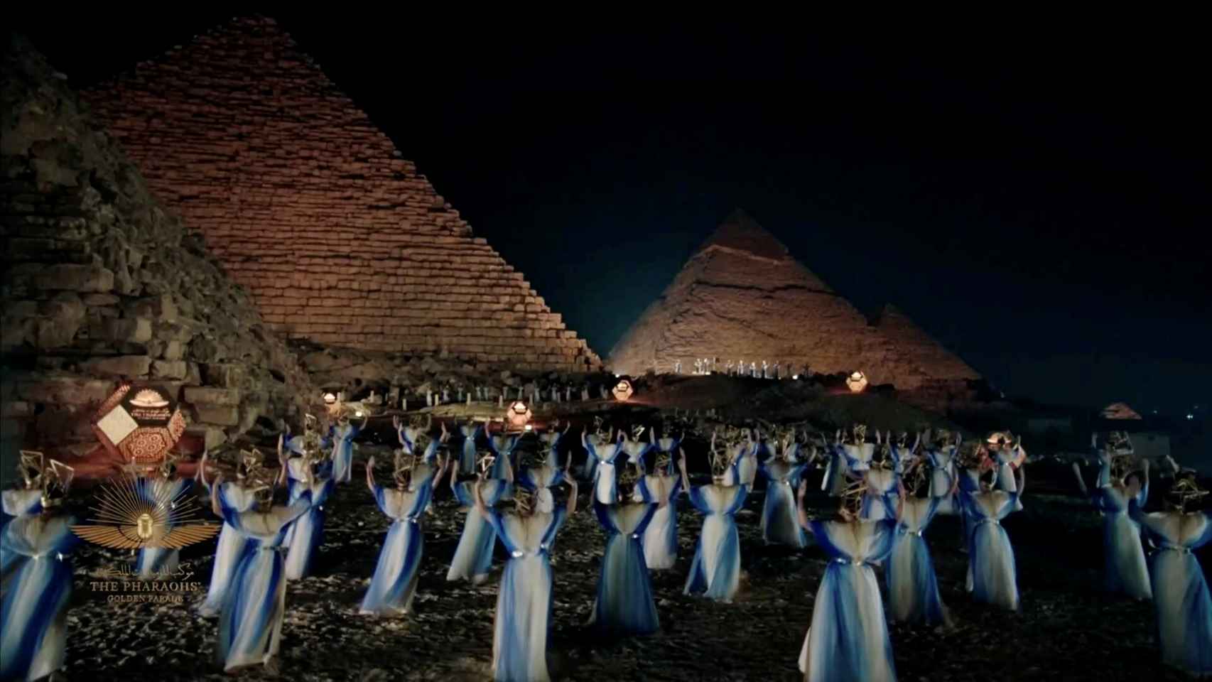 El desfile también ha 'transportado' las famosas pirámides hasta el centro de El Cairo gracias a las herramientas de videomapping.