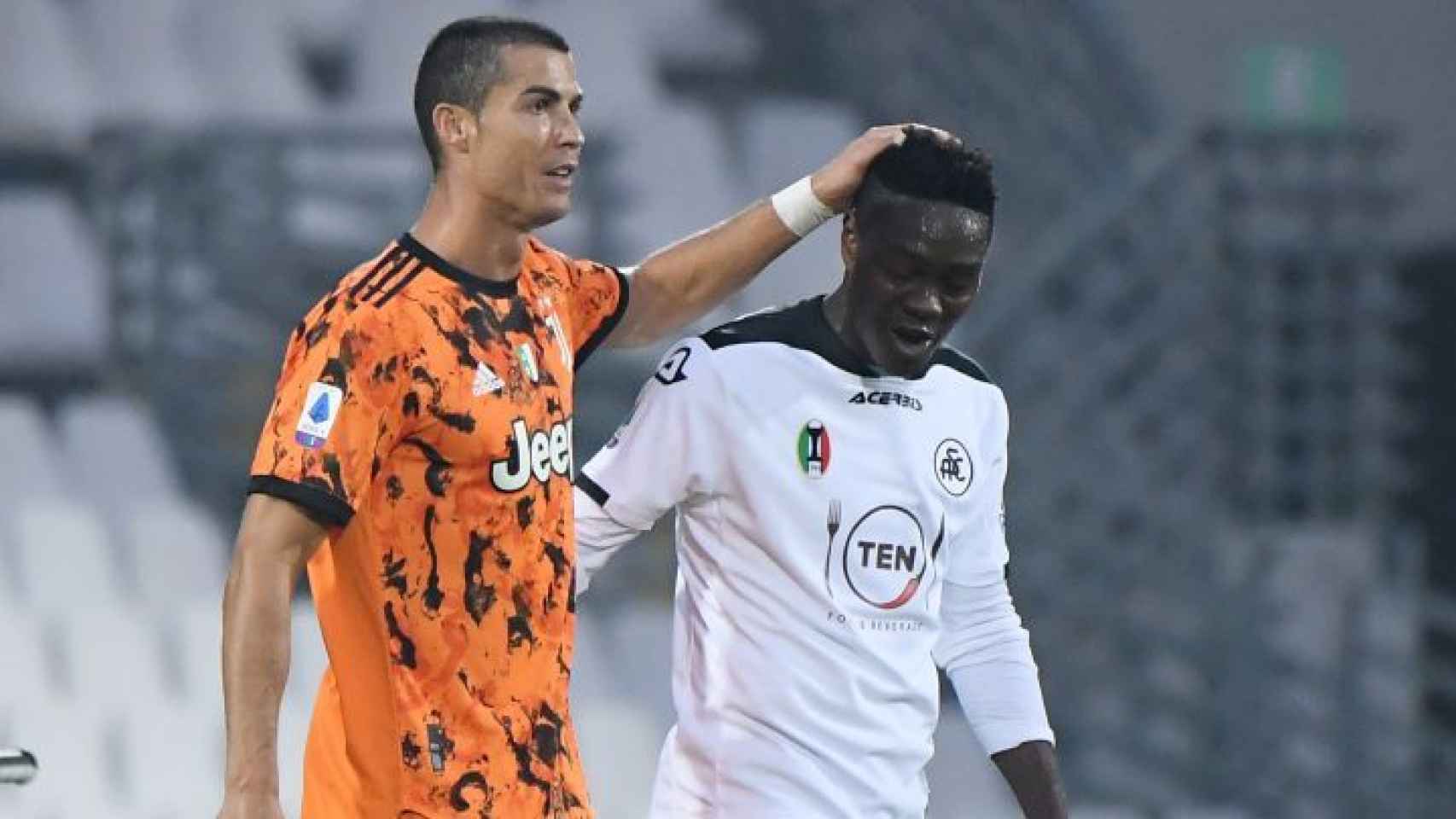 Cristiano Ronaldo y Emmanuel Gyasi