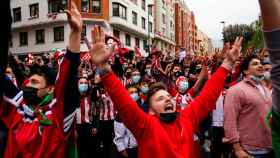 Aficionados del Athletic antes de la final por las calles de Bilbao