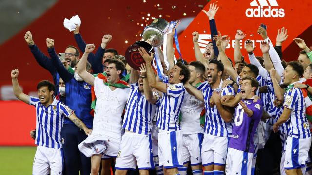 Los jugadores de la Real Sociedad celebran el título de la Copa del Rey 2019/2020