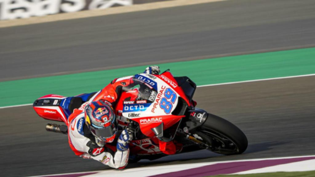 Jorge Martín traza un viraje en el trazado qatarí de Losail.