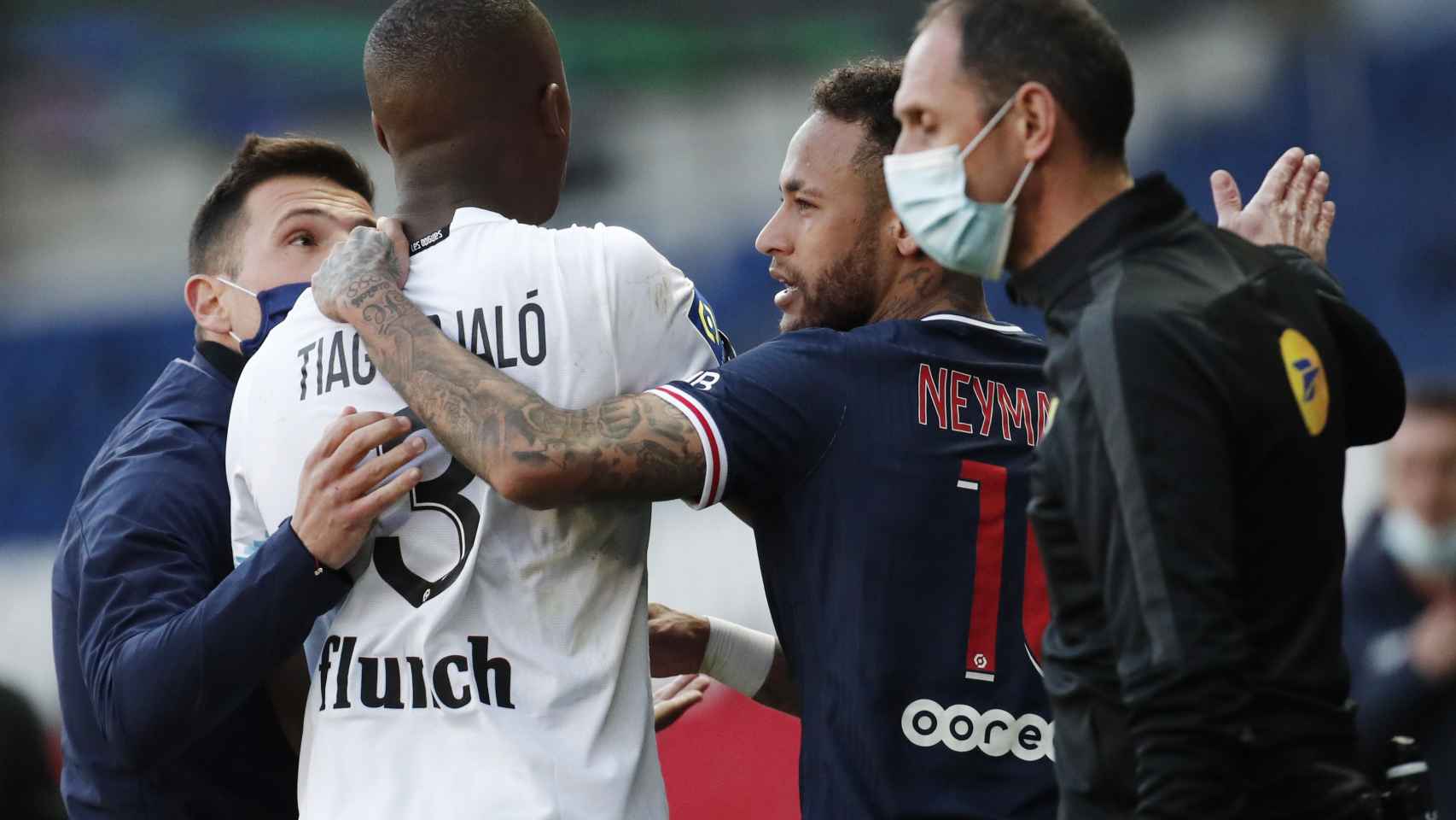 Neymar y Tiago Djalo, tras ser expulsados