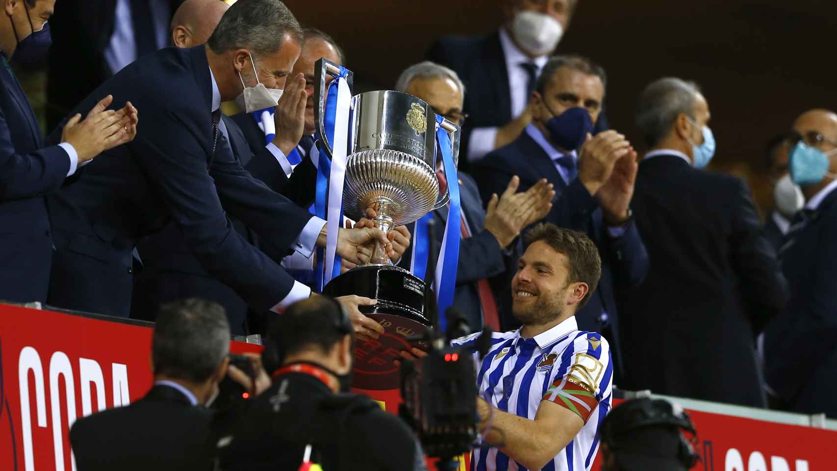 Asier Illarramendi recibe la Copa del Rey 2019/2020 de las manos del Rey Felipe VI
