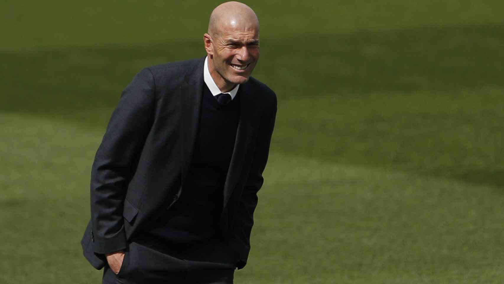 Zidane sigue el Real Madrid - Eibar desde la banda del Alfredo Di Stéfano