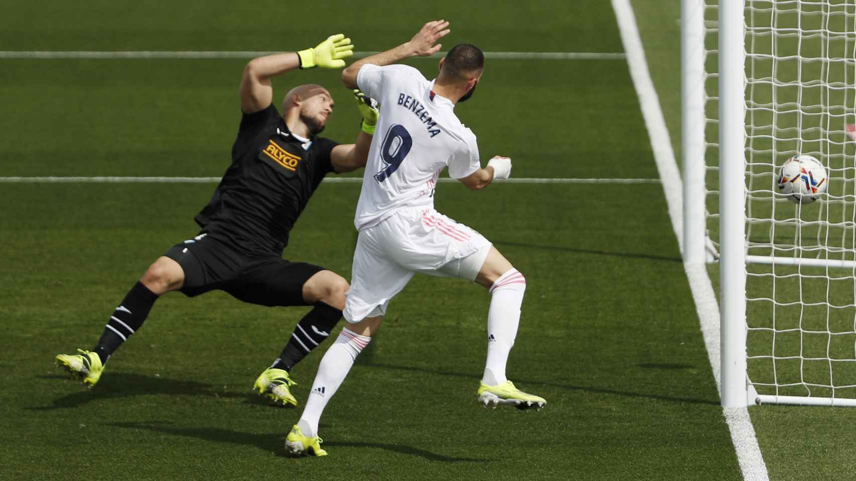 Karim Benzema logra marcar al Eibar pero el tanto es anulado por fuera de juego previo