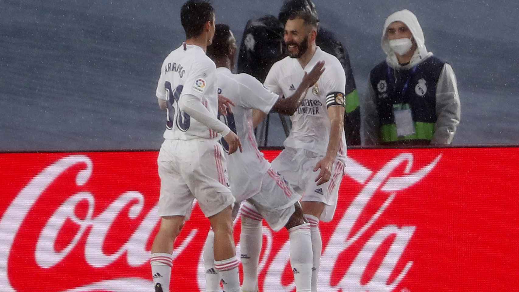 Karim Benzema celebra su gol al Eibar