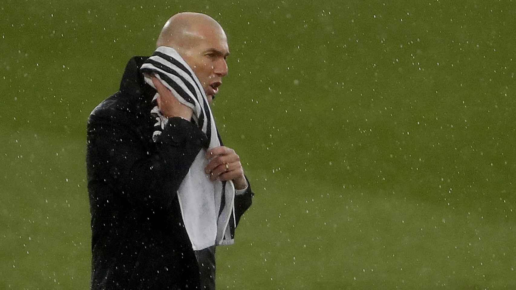 Zidane se seca con una toalla bajo la lluvia