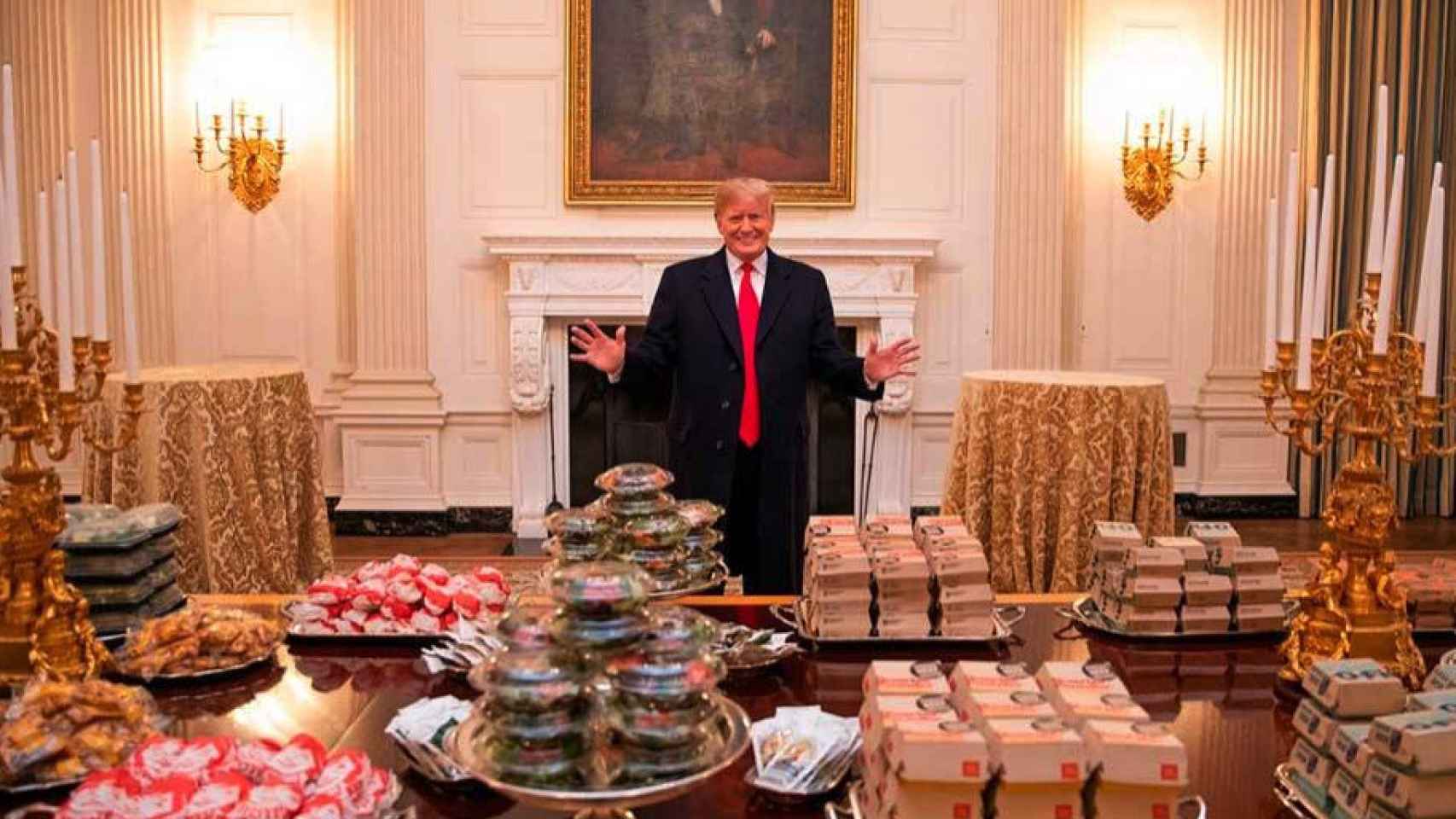 A Donald Trump le encantan las hamburguesas con queso.