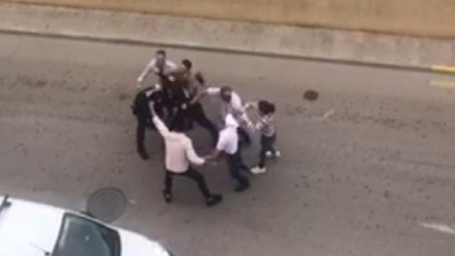 Momento en el que uno de los participantes en la fiesta agrede a uno de los agentes.