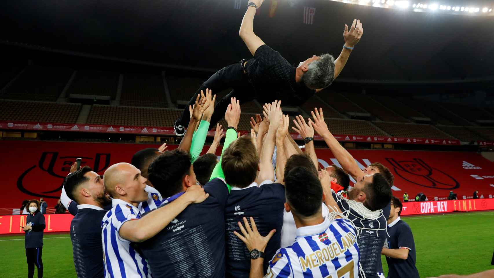 Imanol Alguacil, manteado por los jugadores de la Real Sociedad tras ganar la Copa del Rey de 2020