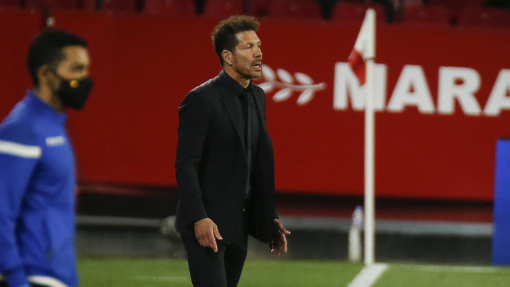 Simeone dando instrucciones al Atlético