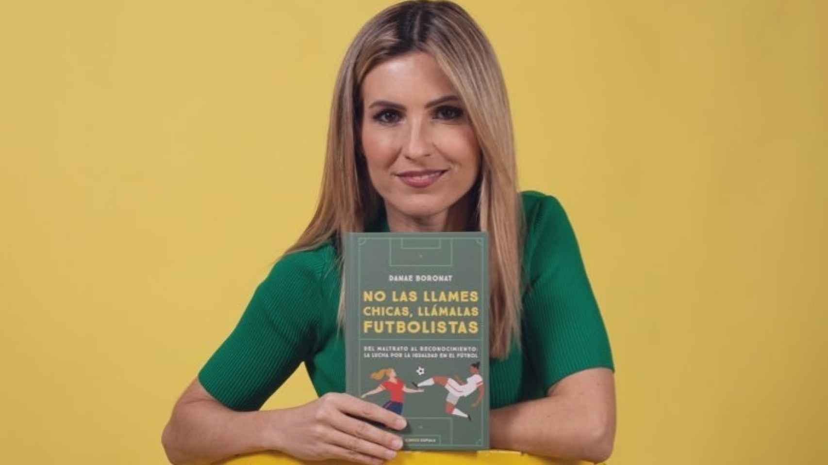 Danae Boronat con su libro 'No las llames chicas, llámalas futbolistas'