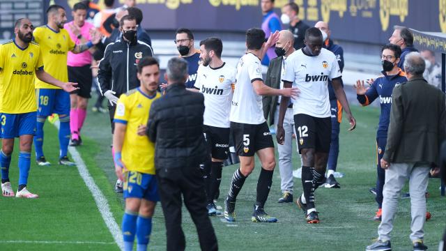 Los jugadores del Valencia se retiran a vestuarios en apoyo a Diakhaby