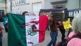 Imagen de archivo de manifestantes mexicanos protestando por la violencia durante la campaña electoral en este país.
