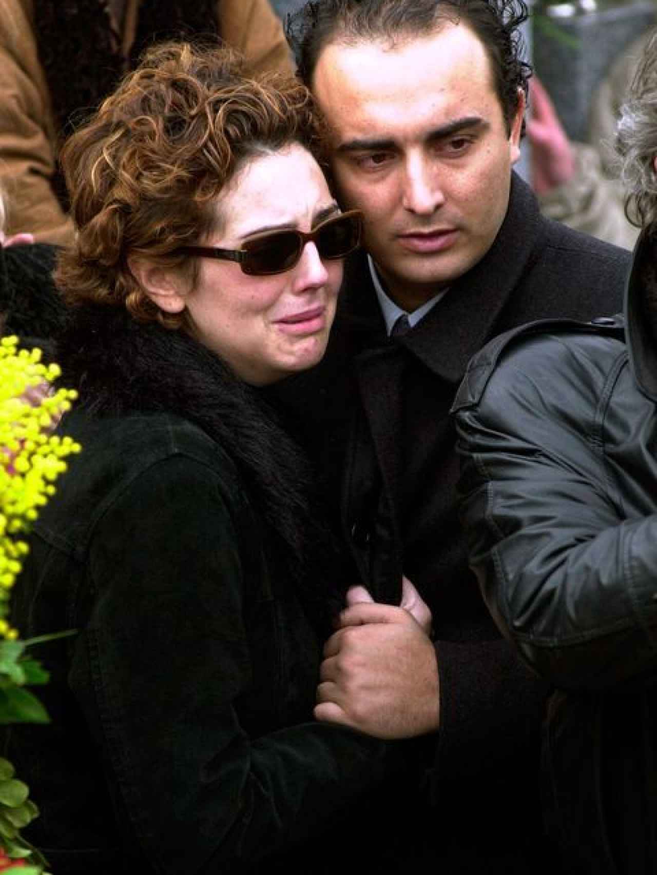 Rocío, abrazada a Fidel Albiac en el entierro de su madre, Rocío Jurado.