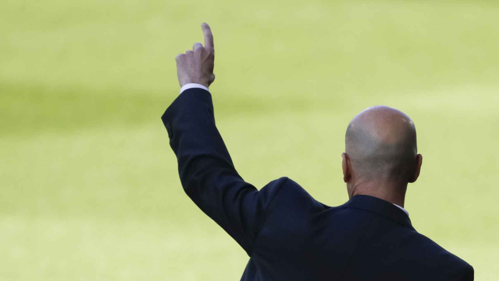 Zinedine Zidane da una indicación durante un partido