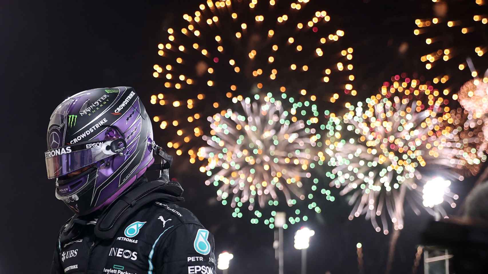Lewis Hamilton con los fuegos artificiales en su nombre en Bahrein