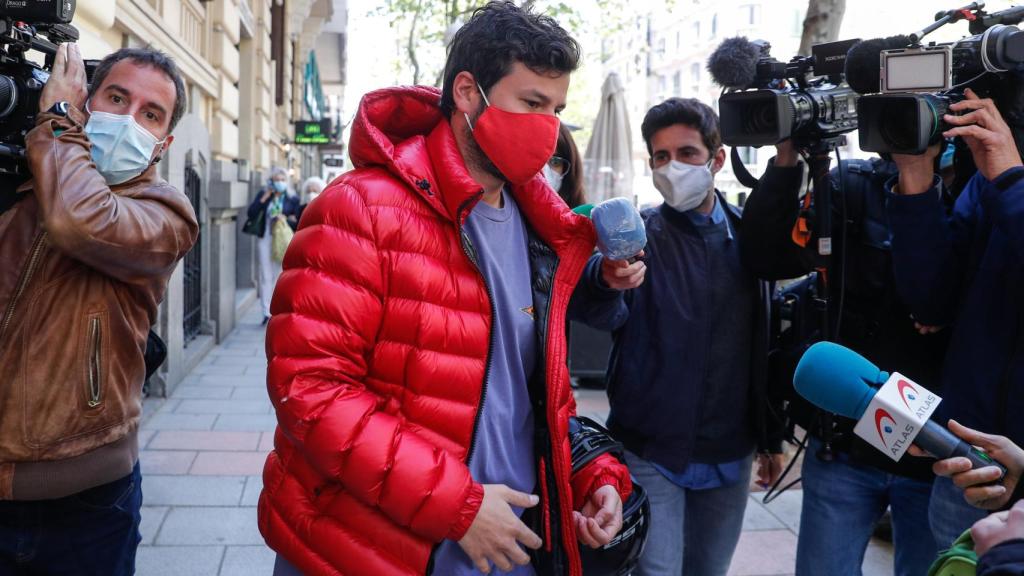 Willy perseguido por la prensa a su salida de casa.