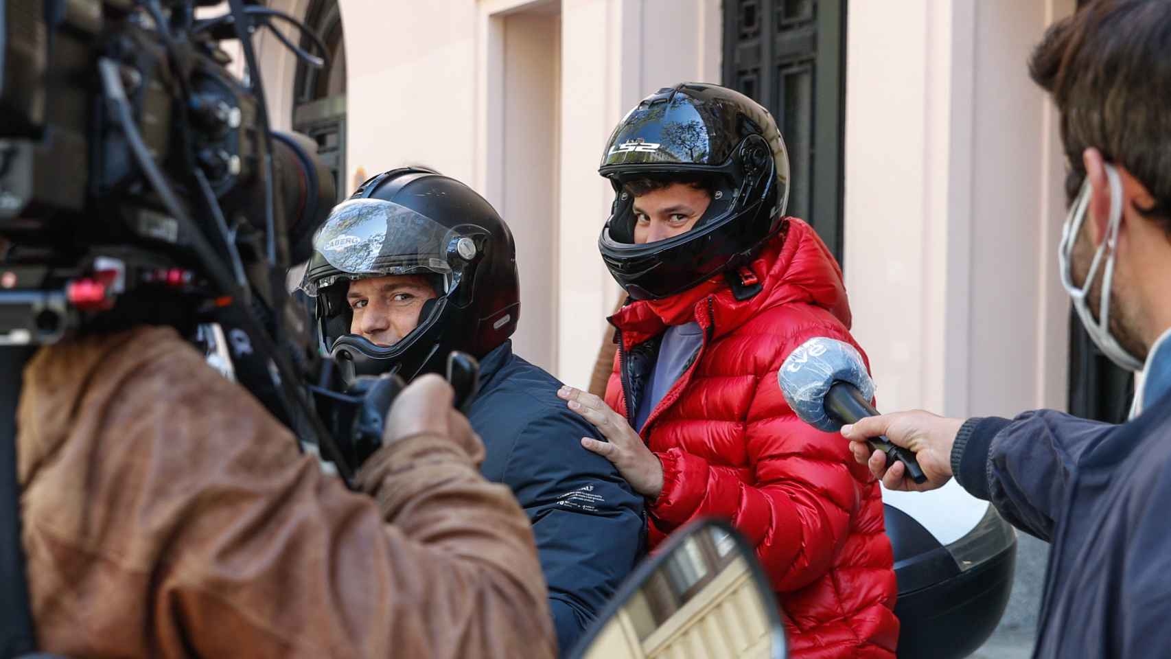 Bárcenas hijo montando en la moto de un amigo tras ser preguntado por la prensa por el permiso de su padre.