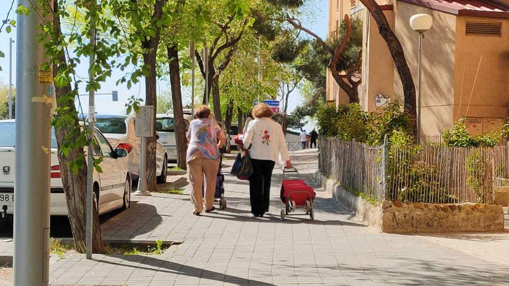 Dos mujeres pasean por la zona básica de salud Virgen de la Begoña, en Madrid.
