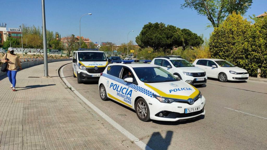 Coches patrulla a la entrada de la Alameda de Osuna.