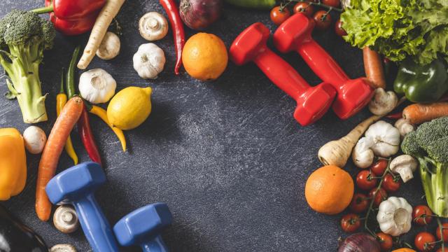 Alimentos saludables y unas macuernas.