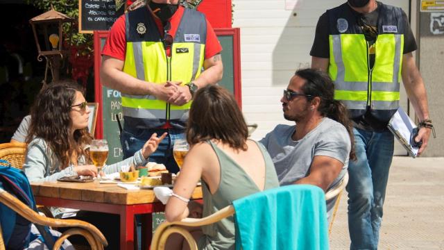 Agentes de la Policía Nacional controlan las medidas anti Covid. EFE/Cati Cladera