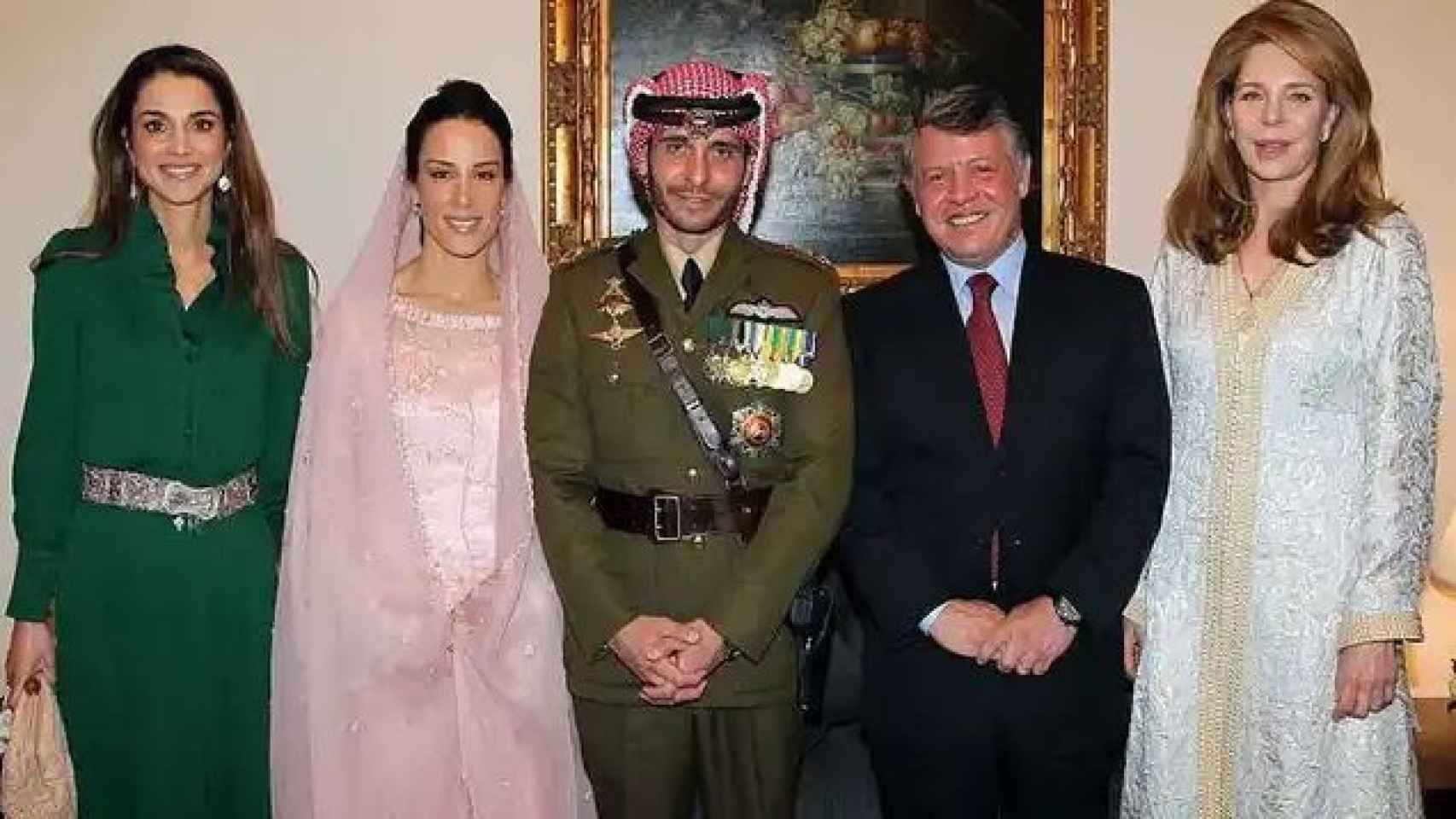 Imagen de 2012 en la boda de Hamzah bin Hussein y la princesa Basma Otoum, ambos en el centro. A su derecha, la reina Rania; y a su izquierda, Abdalá II y la reina Noor, viuda de Hussei