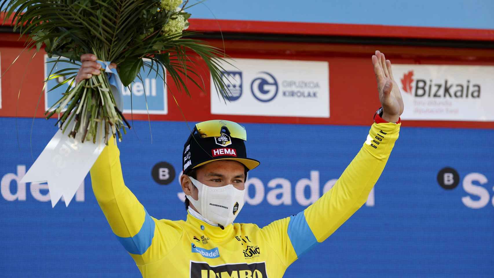 Roglic celebra su victoria en la crono de la Vuelta al País Vasco 2021