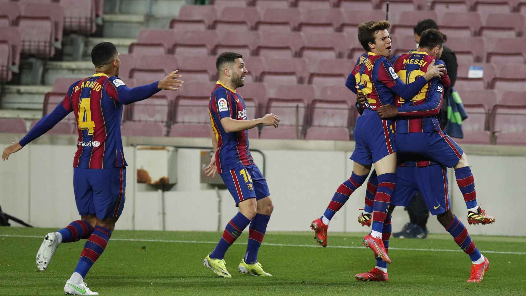Piña de los jugadores del Barcelona para celebrar el gol de Dembélé