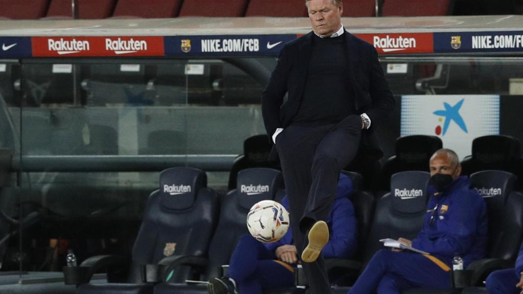 Ronald Koeman, en la banda del Camp Nou