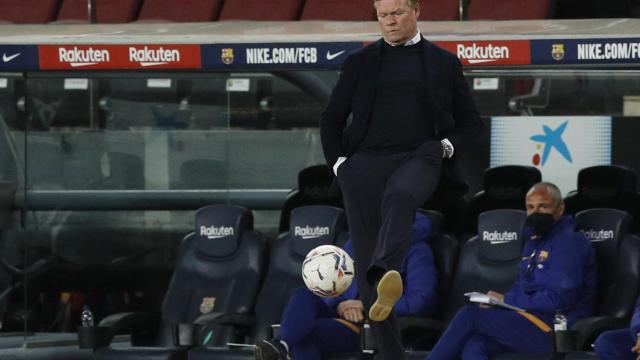 Ronald Koeman, en la banda del Camp Nou