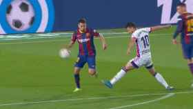 Mano en el área de Jordi Alba durante el Barcelona - Valladolid de la jornada 29 de La Liga