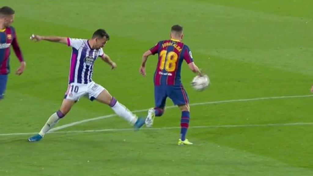 Penalti de Jordi Alba por mano dentro del área no señalado