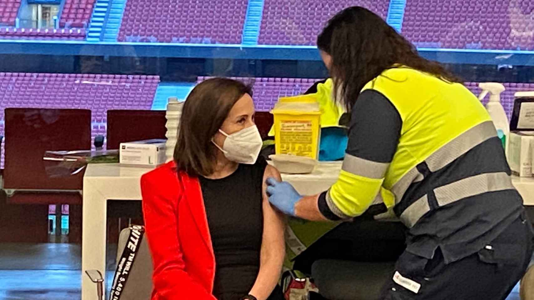 La ministra de Defensa recibe la vacuna de AstraZeneca en el Wanda Metropolitano.