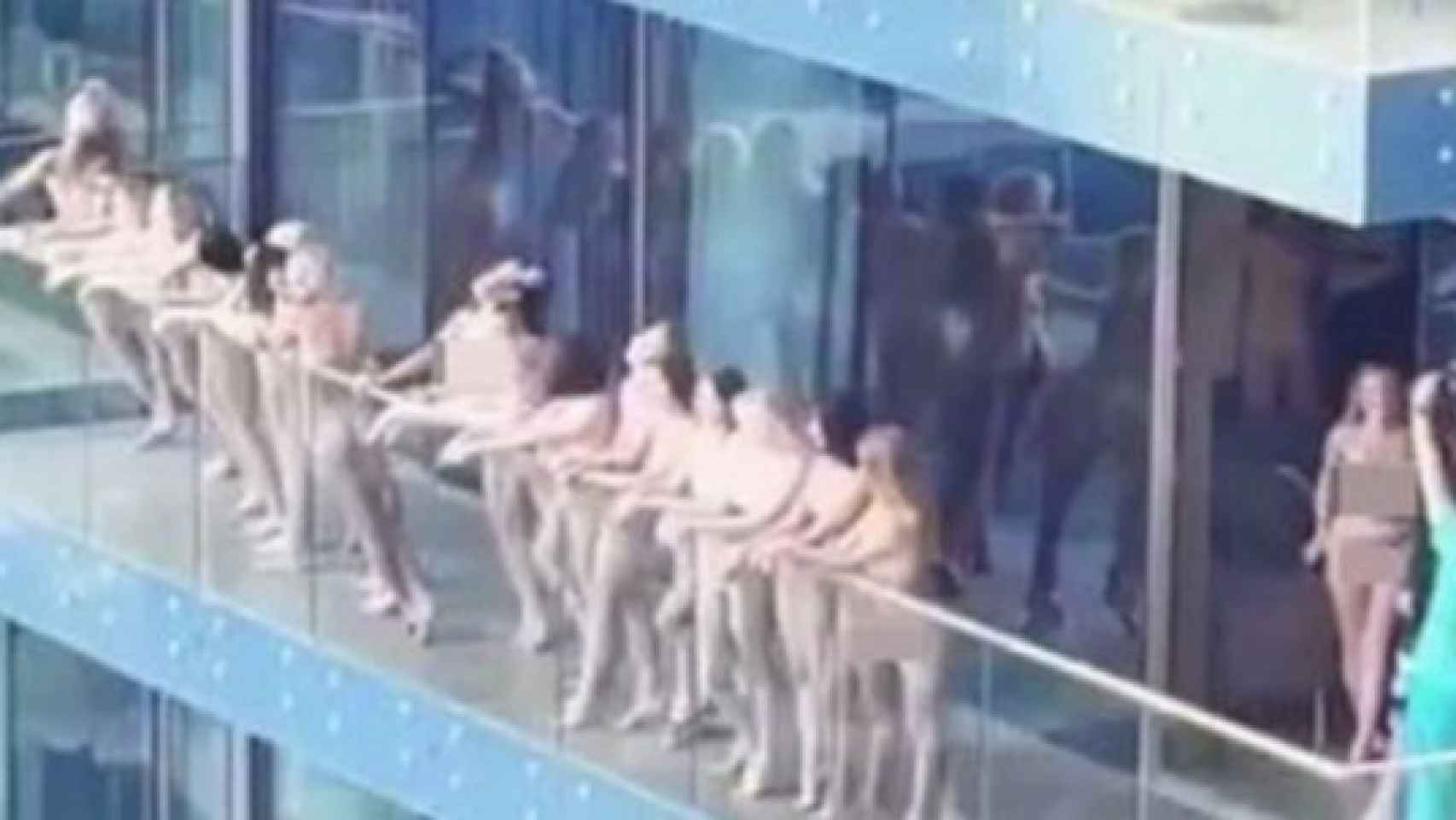 Un grupo de modelos asomadas desnudas a un balcón en Dubái.