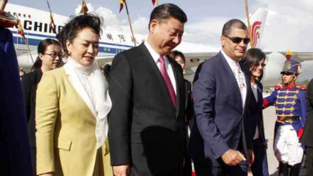 El presidente de China, Xi Jinping, y el expresidente de Ecuador, Rafael Correa, visitan la presa Coca Codo Sinclair.