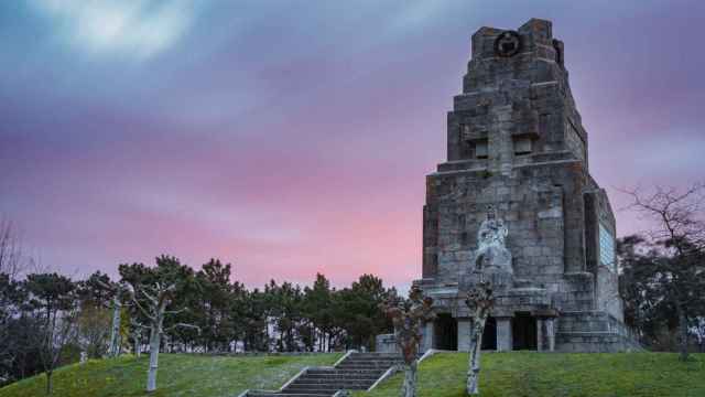 Monumento a la Marina Universal, en lo alto de Monteferro.