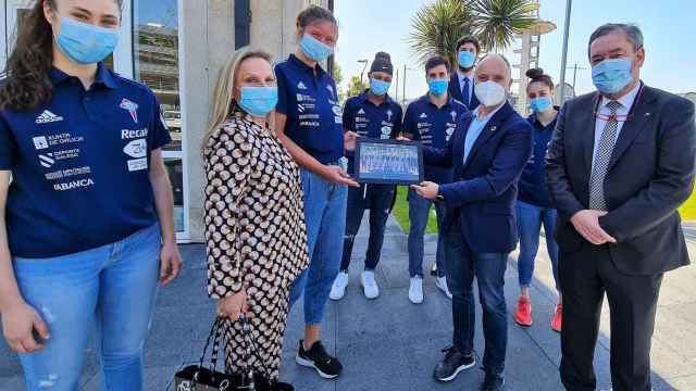 Visita institucional del Celta Zorka Recalvi al delegado de la Zona Franca.