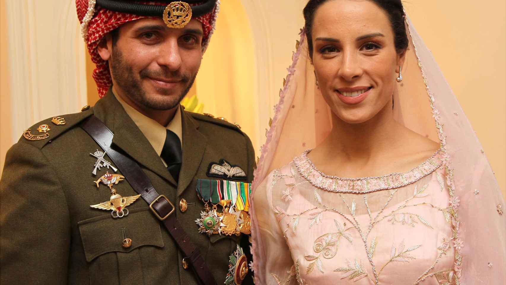 Hamzah bin Hussein y la princesa Basma Otoum en una imagen de su boda en 2012.