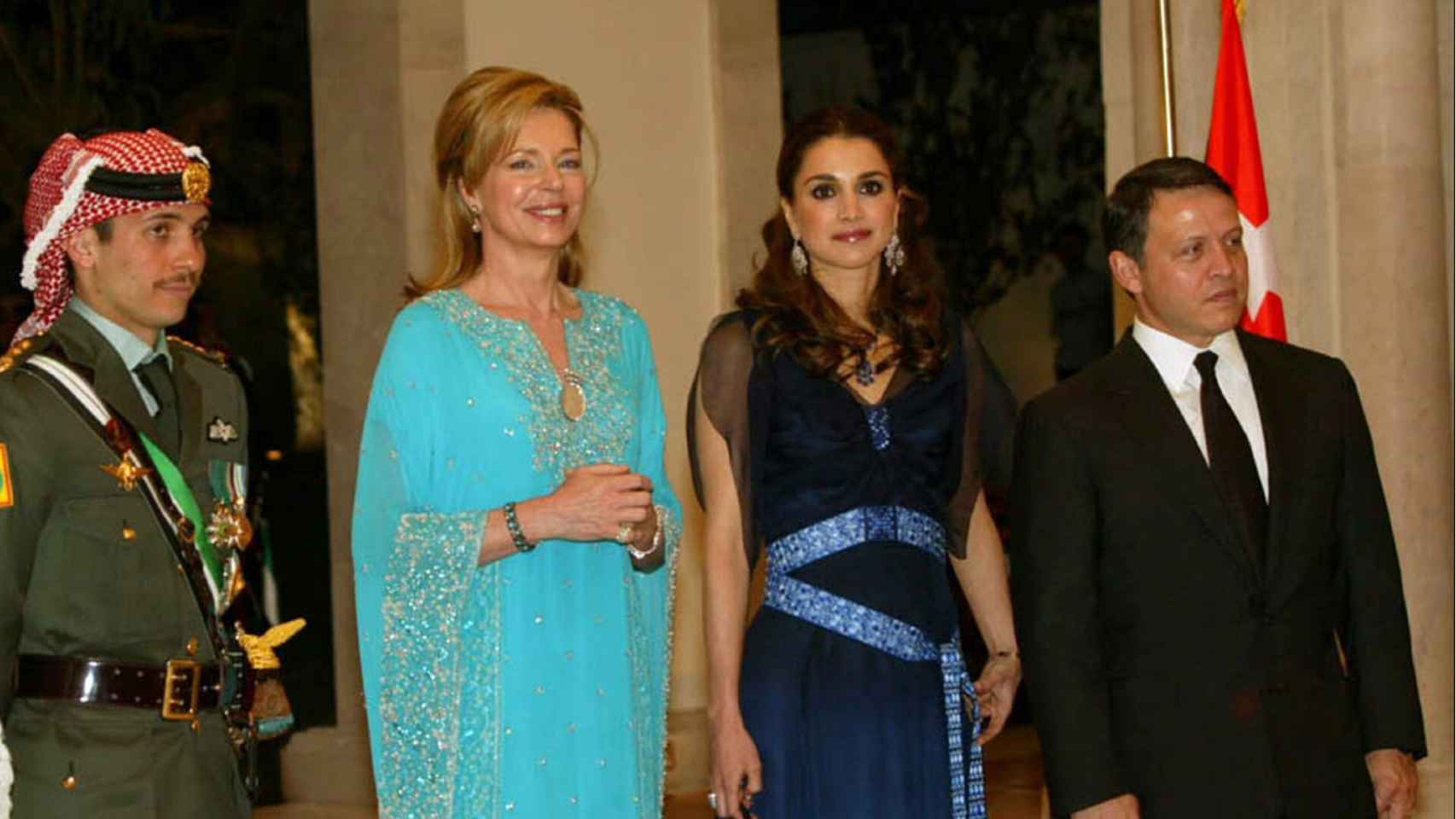 De izquierda a derecha, Hamzah, la princesa Noor y los reyes jordanos Rania y Abdalá.