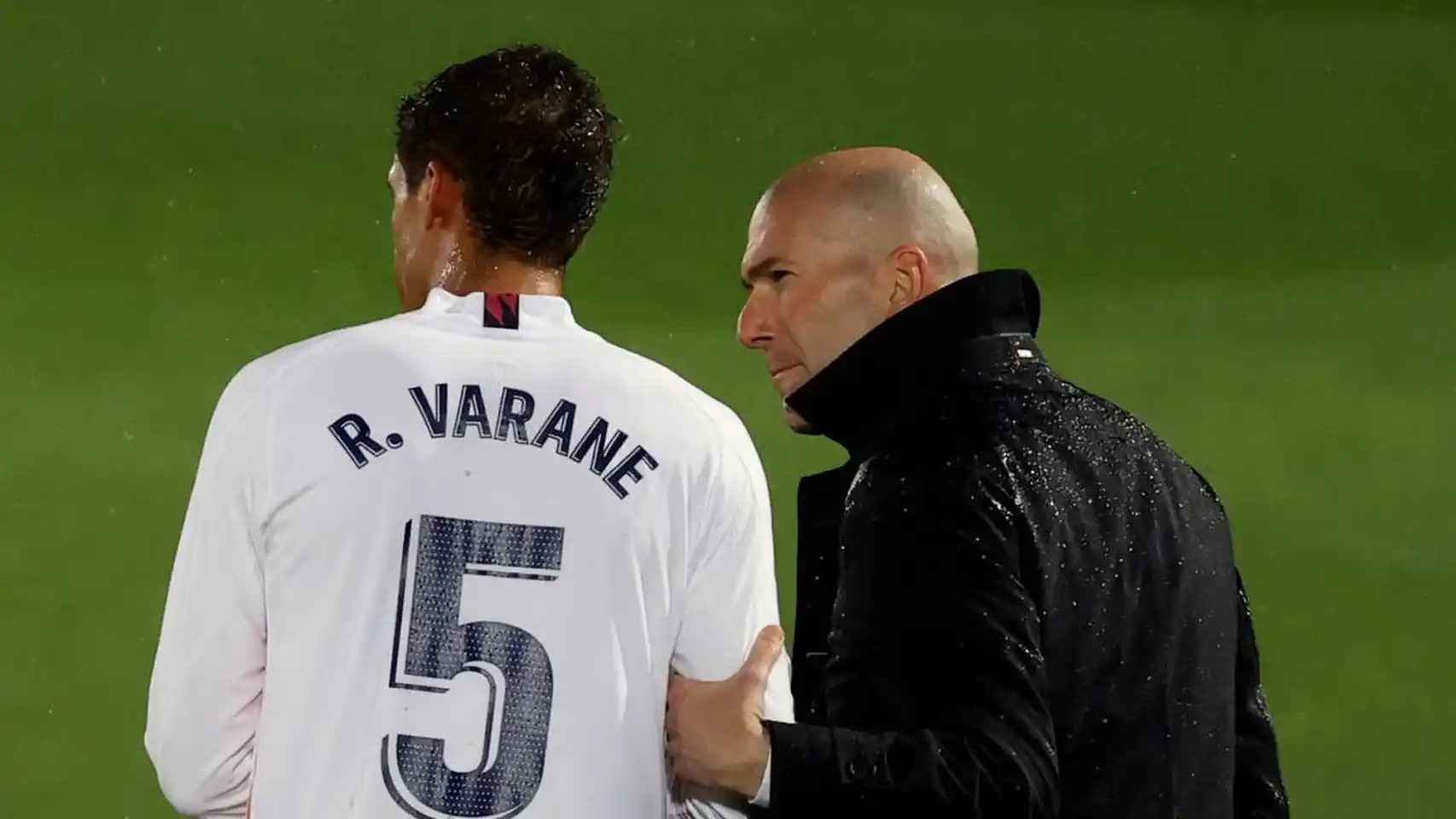 Raphael Varane y Zinedine Zidane, durante un partido