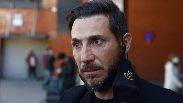 Antonio David Flores atendiendo a la prensa a su llegada a Atocha.