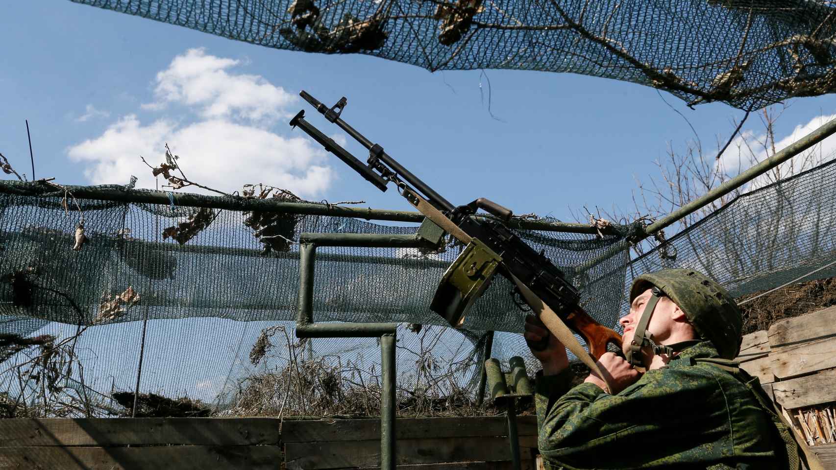 Un miembro de las fuerzas armadas de Ucrania apunta con su arma en Donetsk.