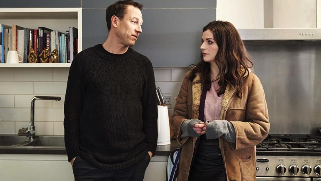 Tobias Menzies y Aisling Bea en 'This Way Up'.