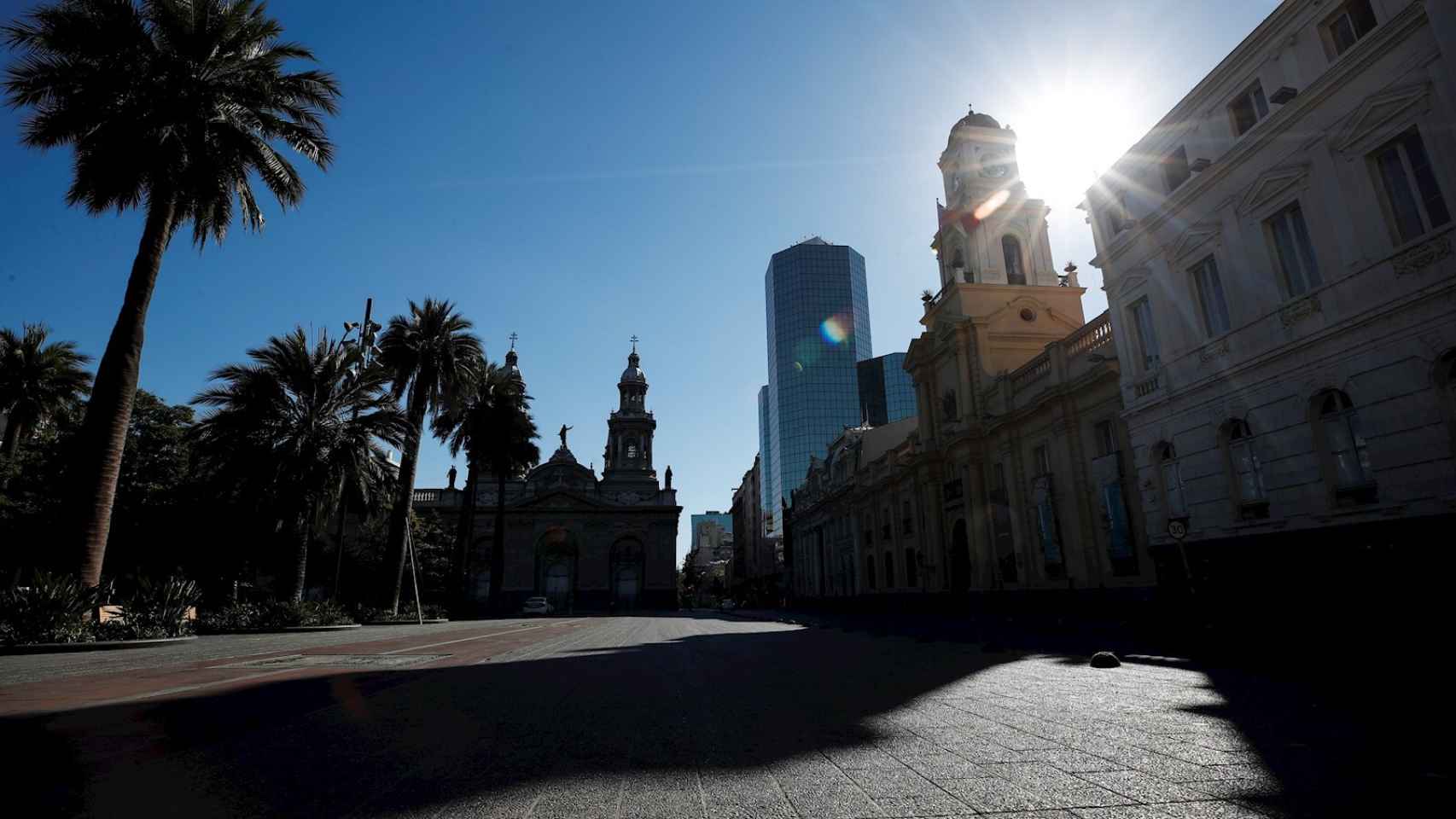 La Plaza de Armas de Santiago de Chile vacía durante la cuarentena obligatoria. EFE/Alberto Valdés