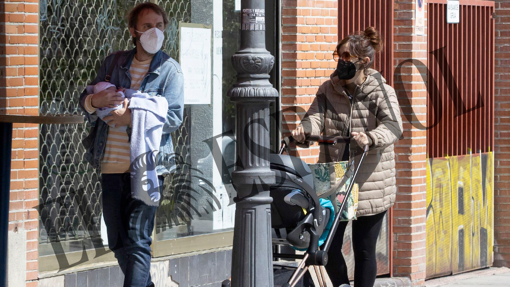 Ana Morgade y su pareja, Pablo Martín, junto a su hija Martina en el centro de Madrid.